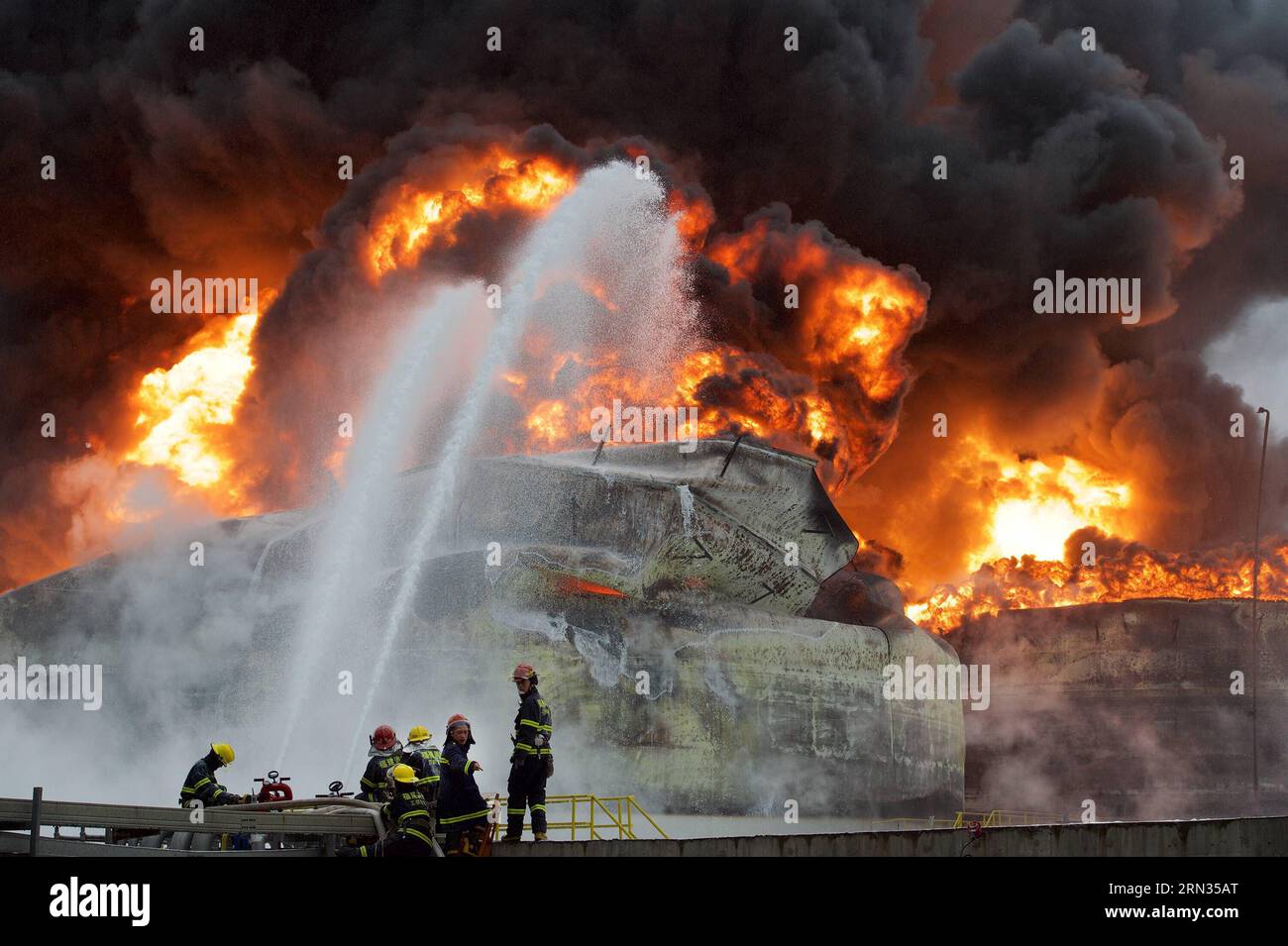 (150407) -- GULEI, 7 aprile 2015 -- i vigili del fuoco tentano di estinguere il fuoco nel sito di un'esplosione di un impianto chimico a Zhangzhou, nella provincia del Fujian della Cina sudorientale, 7 aprile 2015. Un impianto di xilene ha fatto fuoriuscire petrolio e ha preso fuoco, che ha portato a esplosioni e un incendio in tre serbatoi di stoccaggio del petrolio nelle vicinanze a Tenglong aromatic Hydrocarbon (Zhangzhou) Co. Ltd. Sulla penisola di Gulei nella città di Zhangzhou alle 18:56 (1056 GMT) di lunedì. Sei persone sono rimaste ferite nell'esplosione della pianta. ) (lfj) (FOCUS)CHINA-FUJIAN-ZHANGZHOU-PLANT-BLAST (CN) JiangxKehong PUBLICATIONxNOTxINxCHN Gulei 7 aprile 2015 i vigili del fuoco cercano di estinguersi Foto Stock