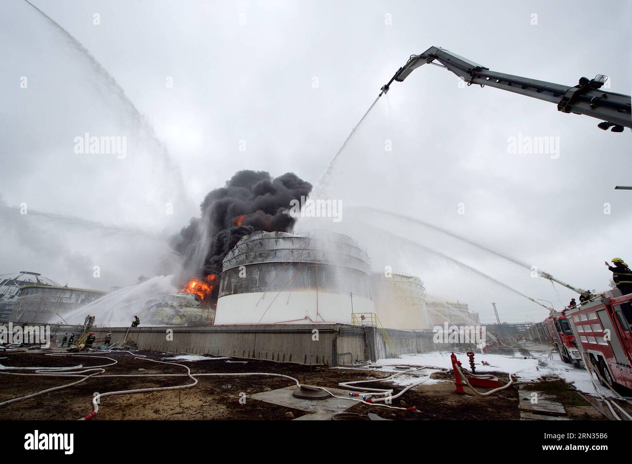 (150407) -- GULEI, 7 aprile 2015 -- i vigili del fuoco tentano di estinguere il fuoco nel sito di un'esplosione di un impianto chimico a Zhangzhou, nella provincia del Fujian della Cina sudorientale, 7 aprile 2015. Un impianto di xilene ha fatto fuoriuscire petrolio e ha preso fuoco, che ha portato a esplosioni e un incendio in tre serbatoi di stoccaggio del petrolio nelle vicinanze a Tenglong aromatic Hydrocarbon (Zhangzhou) Co. Ltd. Sulla penisola di Gulei nella città di Zhangzhou alle 18:56 (1056 GMT) di lunedì. Sei persone sono rimaste ferite nell'esplosione della pianta. ) (lfj) CHINA-FUJIAN-ZHANGZHOU-PLANT-BLAST (CN) JiangxKehong PUBLICATIONxNOTxINxCHN Gulei 7 aprile 2015 i vigili del fuoco cercano di estinguere il fuoco Foto Stock