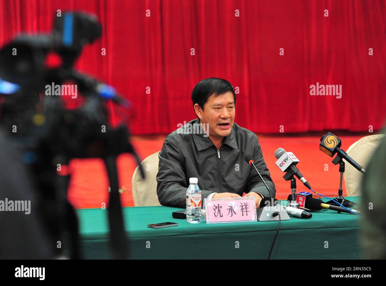 (150407) -- GULEI, 7 aprile 2015 -- Shen Yongxiang, direttore del comitato amministrativo della zona di sviluppo economico del porto di Gulei, parla in una conferenza stampa sull'esplosione di un impianto chimico a Zhangzhou, nella provincia del Fujian della Cina sudorientale, 7 aprile 2015. Un impianto di xilene ha fatto fuoriuscire petrolio e ha preso fuoco, che ha portato a esplosioni e un incendio in tre serbatoi di stoccaggio del petrolio nelle vicinanze a Tenglong aromatic Hydrocarbon (Zhangzhou) Co. Ltd. Sulla penisola di Gulei nella città di Zhangzhou alle 18:56 (1056 GMT) di lunedì. Sei persone sono rimaste ferite nell'esplosione della pianta. ) (LFJ) CHINA-FUJIAN-ZHANGZHOU-PLANT-BLAST (CN) WEIXPEIQUAN PUBL Foto Stock