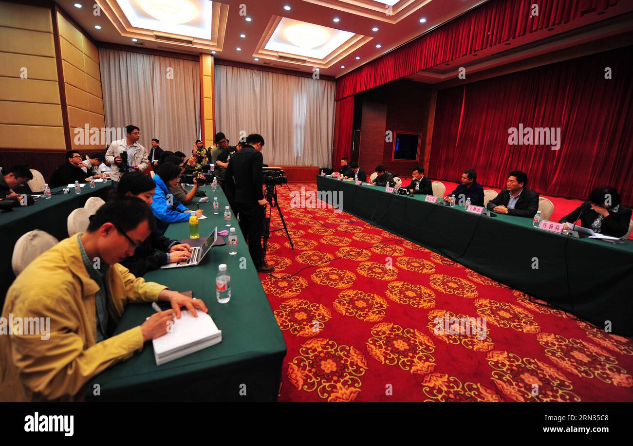 (150407) -- GULEI, 7 aprile 2015 -- foto scattata il 7 aprile 2015 mostra una conferenza stampa sull'esplosione di un impianto chimico a Zhangzhou, nella provincia del Fujian della Cina sudorientale. Un impianto di xilene ha fatto fuoriuscire petrolio e ha preso fuoco, che ha portato a esplosioni e un incendio in tre serbatoi di stoccaggio del petrolio nelle vicinanze a Tenglong aromatic Hydrocarbon (Zhangzhou) Co. Ltd. Sulla penisola di Gulei nella città di Zhangzhou alle 18:56 (1056 GMT) di lunedì. Sei persone sono rimaste ferite nell'esplosione della pianta. ) (lfj) CHINA-FUJIAN-ZHANGZHOU-PLANT-BLAST (CN) WeixPeiquan PUBLICATIONxNOTxINxCHN Gulei 7 aprile 2015 foto scattata IL 7 aprile 2015 mostra a Press Co Foto Stock