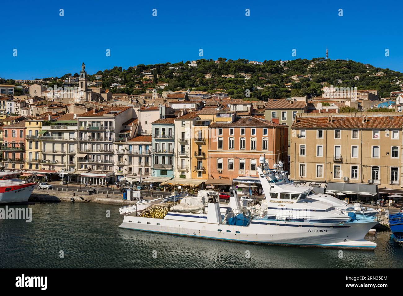 Francia, Herault, Sete, canale reale, tonniere con reti a circuizione attraccate lungo la banchina ai piedi del Mont Saint-Clair e della St La chiesa di Luigi sormontata da una statua della Vergine Maria Foto Stock