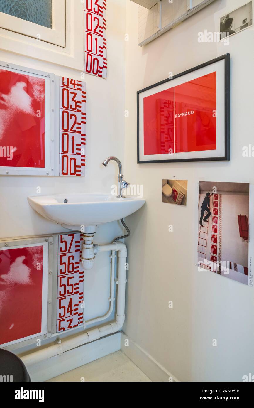 Francia, Parigi, artista visivo Jean-Pierre Raynaud nel suo studio, all'interno dei bagni, uno dei luoghi di rifugio più intimi dell'artista, dove può essere vicino ad alcune delle sue opere storiche che gli sono care Foto Stock