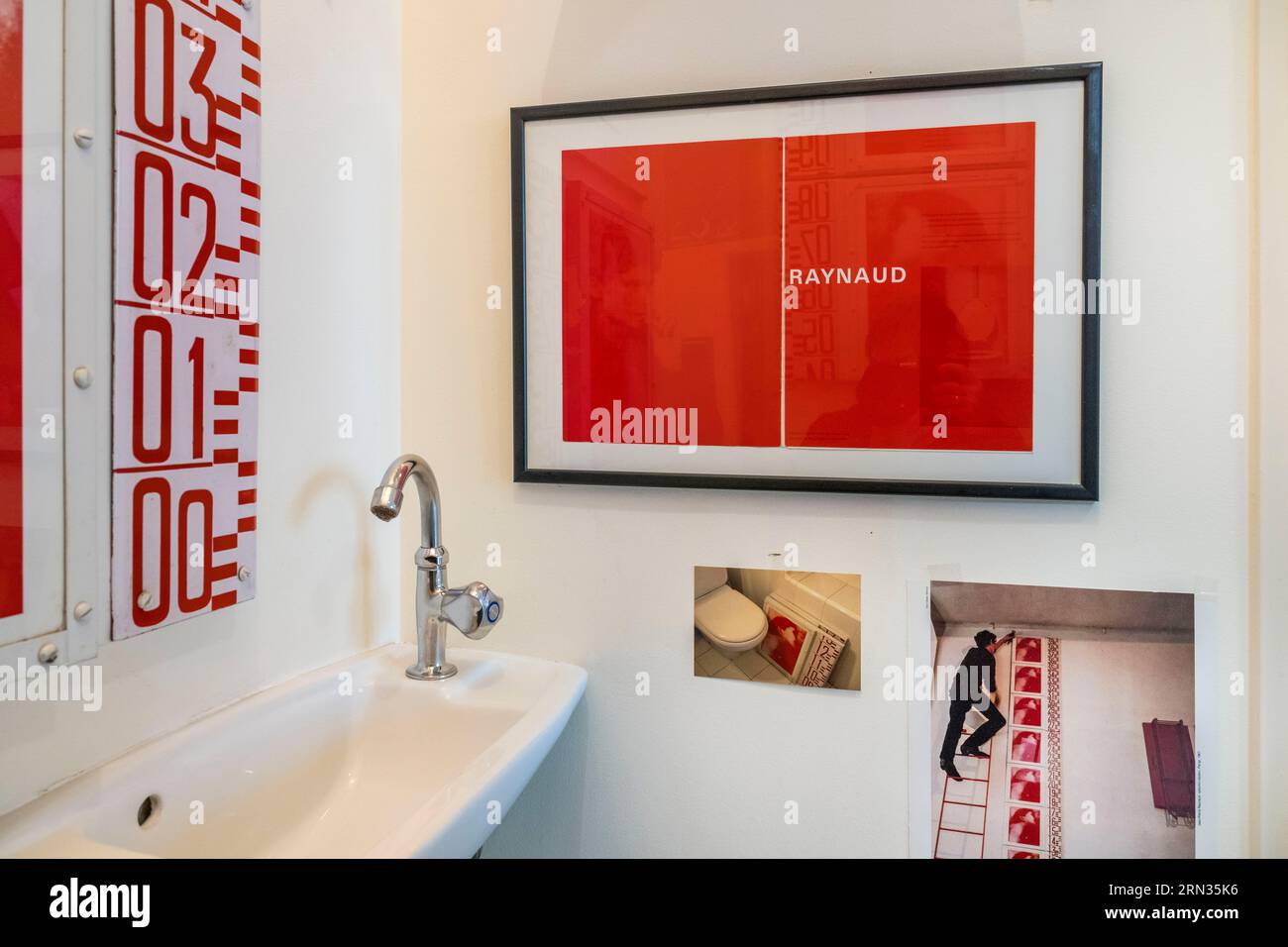 Francia, Parigi, artista visivo Jean-Pierre Raynaud nel suo studio, all'interno dei bagni, uno dei luoghi di rifugio più intimi dell'artista, dove può essere vicino ad alcune delle sue opere storiche che gli sono care Foto Stock