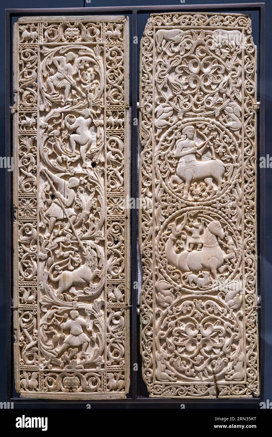 Francia, Parigi, Musée de Cluny - Musée National du Moyen-Age (Museo del Medioevo nell'ex Hotel de Cluny), arte romanica, dittico del X secolo su avorio elefante del tesoro della cattedrale di Beauvais Foto Stock