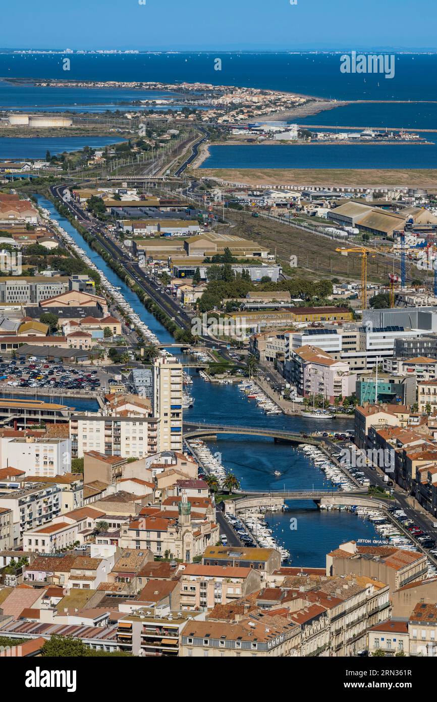 Francia, Herault, Sète, panorama dal Mont Saint-Clair, vista del canale Peyrade e del grande-Motte sullo sfondo Foto Stock