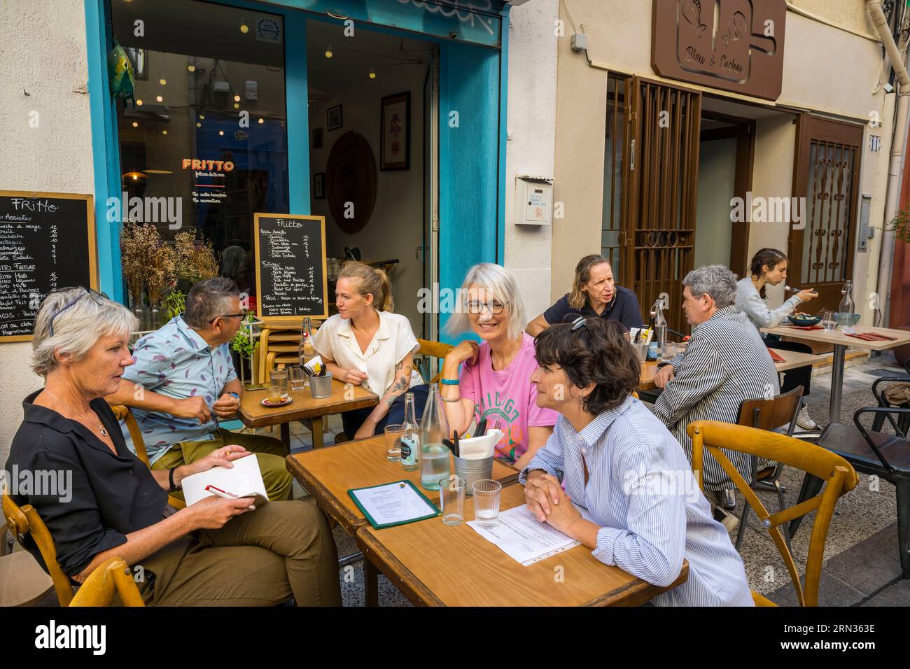 Francia, Herault, sete, ristorante fritto rue André Portes, Sète artista Topolino (Marc Combas) sulla terrazza con lo chef Marilou Fassanaro sulla sinistra Foto Stock