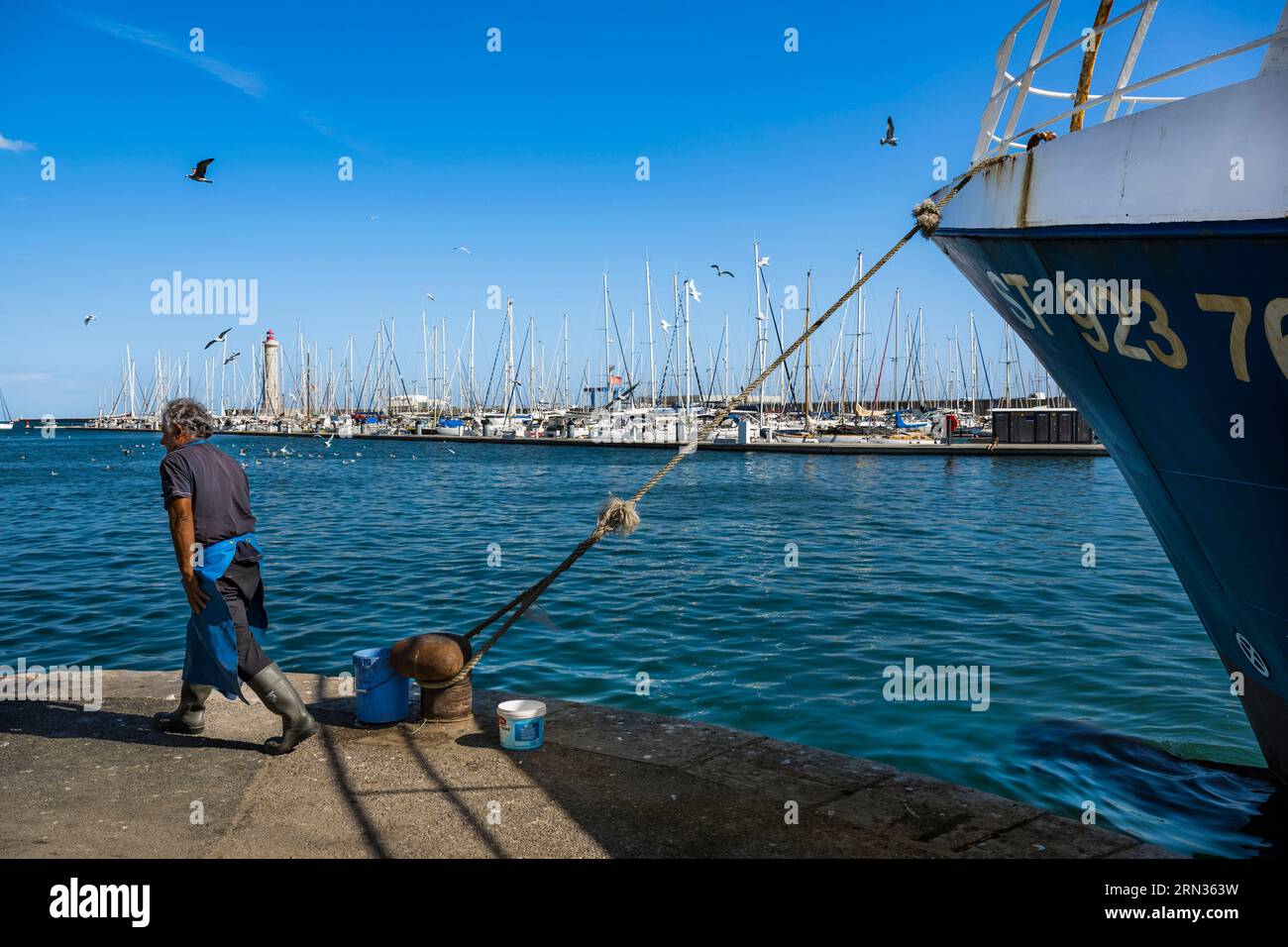 Francia, Herault, Sete, porto di pesca e faro di Saint-Louis sullo sfondo Foto Stock