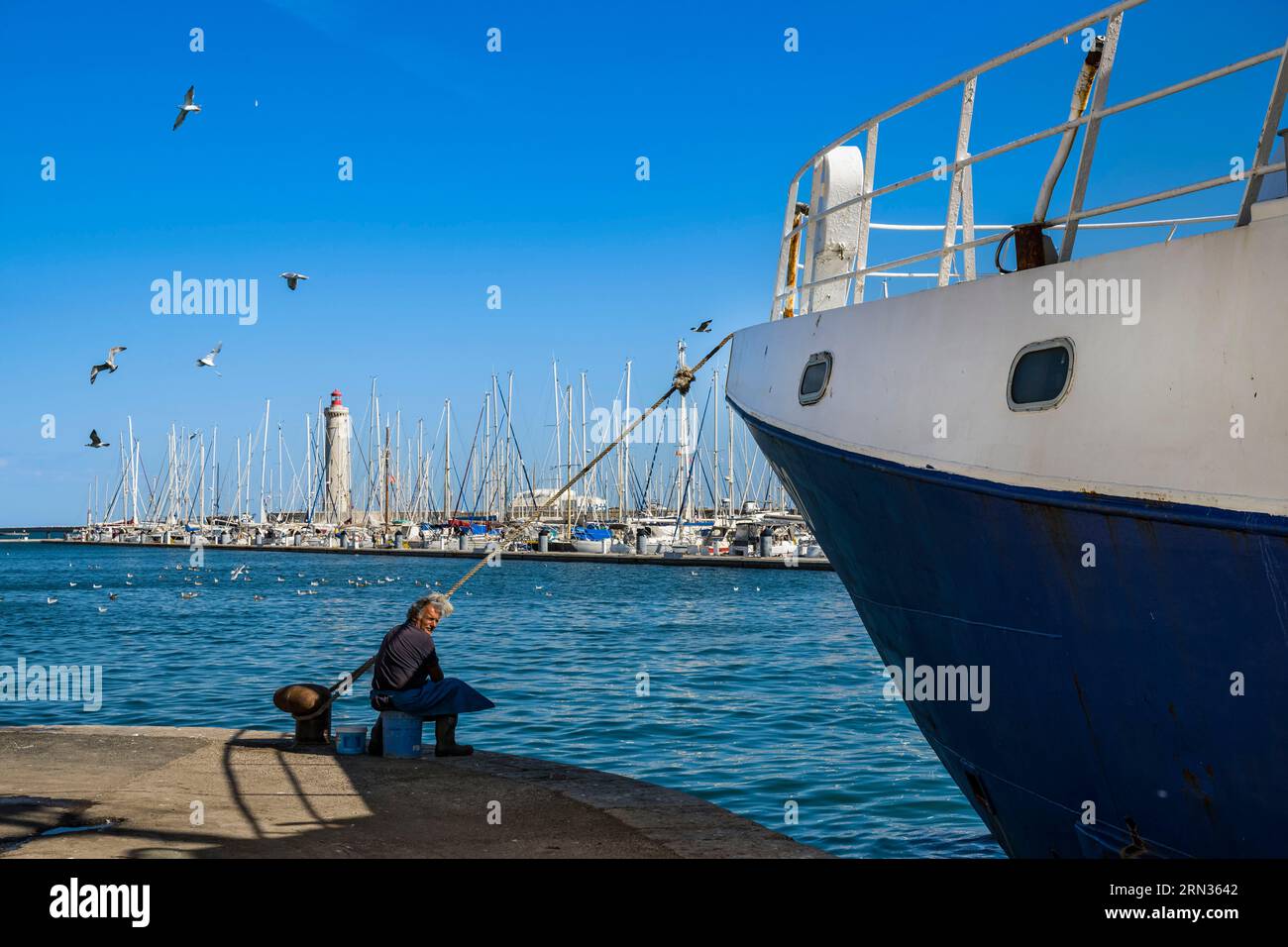 Francia, Herault, Sete, porto di pesca e faro di Saint-Louis sullo sfondo Foto Stock