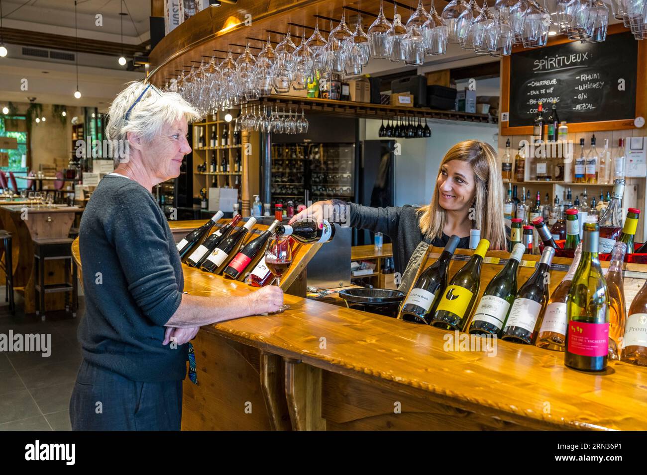 Francia, Herault, Montpellier, quartiere di Port Marianne, intorno al Bassin Jacques Coeur, wine Tasting bar e ristorante le Trinque-Fougasse, sommelier Rosa Bela Foto Stock