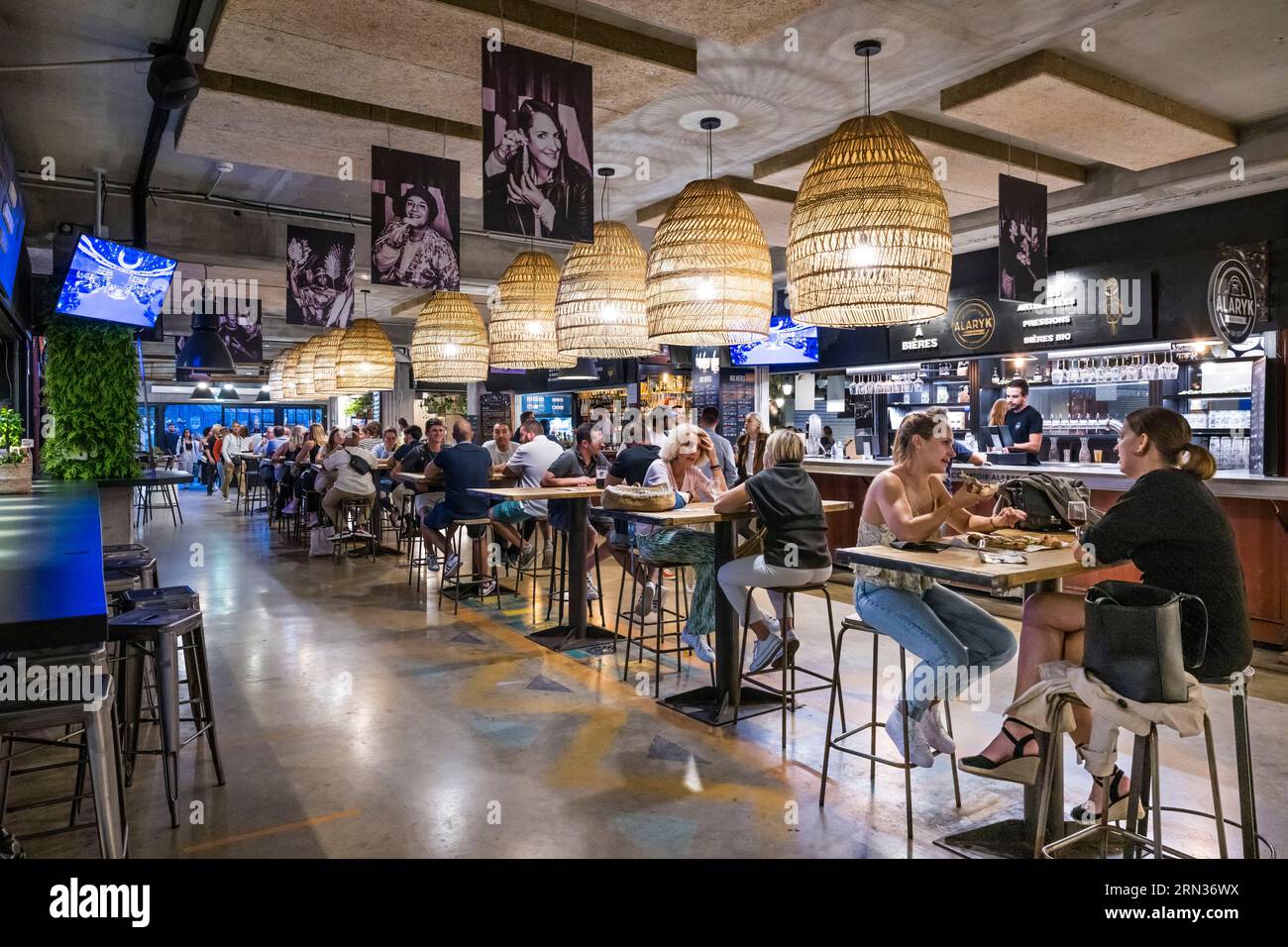 Francia, Herault, Montpellier, Marché du Lez, The Halles du Lez che combina sale ristorazione, area ristoro e tetto Foto Stock