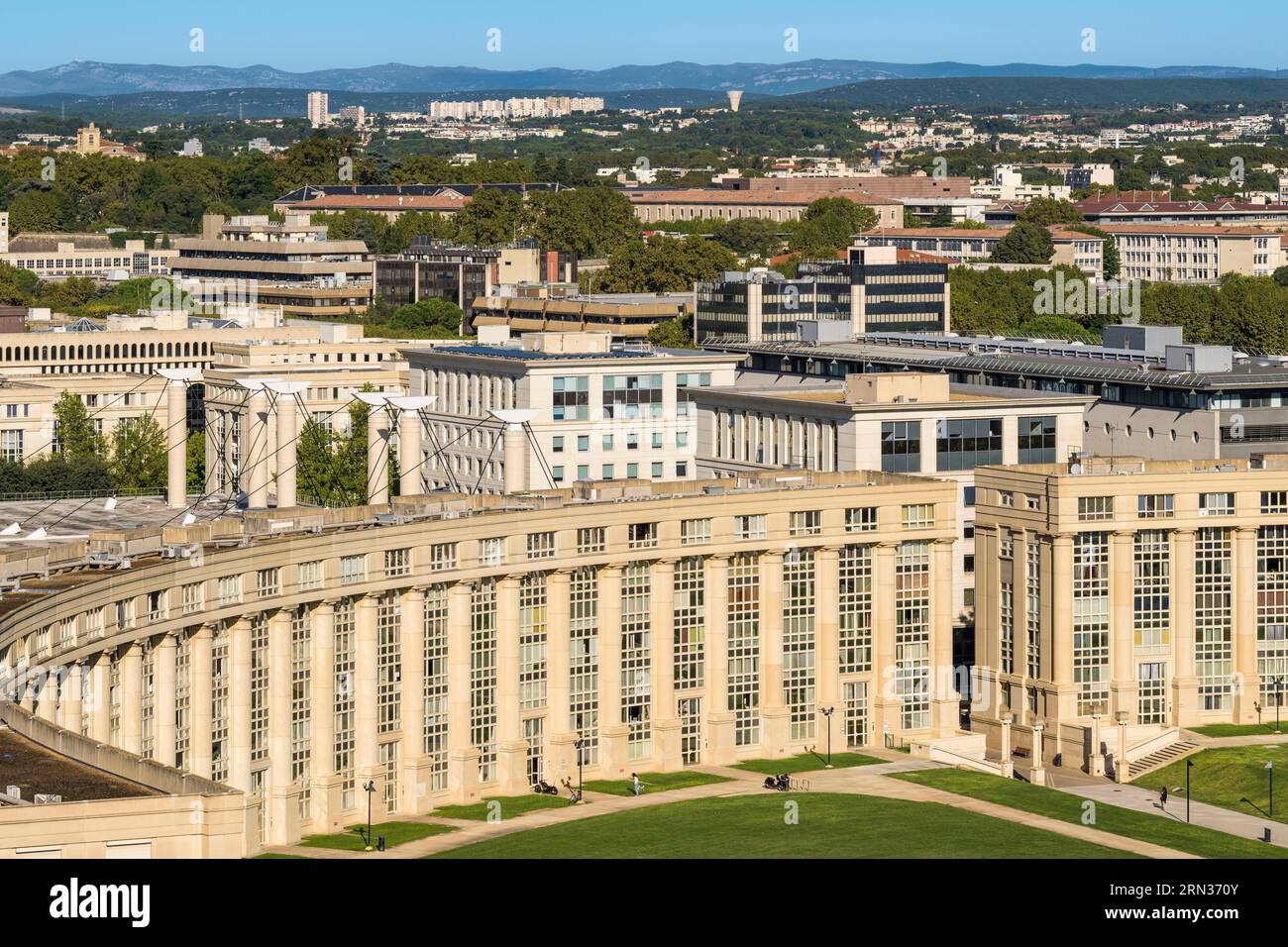 Francia, Herault, Montpellier, quartiere Antigone progettato dall'architetto catalano Ricardo Bofill, ha colonnato edifici sulla Place de l'Europe Foto Stock