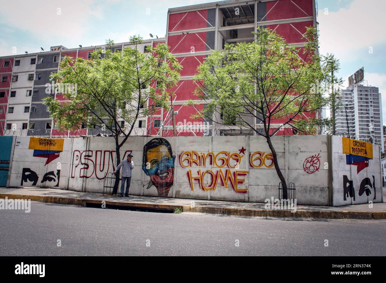 (150408) -- CARACAS, 8 aprile 2015 -- Un uomo si trova di fronte a un murale a sostegno del governo venezuelano a Caracas, Venezuela, l'8 aprile 2015. Il presidente venezuelano Nicolas Maduro ha detto che più di 8 milioni di persone hanno firmato una petizione che chiede al presidente degli Stati Uniti Barack Obama di abrogare un decreto che duplica il paese sudamericano come una minaccia alla sicurezza. Boris Vergara) (vf) VENEZUELA-CARACAS-U.S.-SOCIETY-CAMPAIGN e BorisxVergara PUBLICATIONxNOTxINxCHN Caracas 8 aprile 2015 un uomo si trova di fronte a un murale a sostegno del governo venezuelano a Caracas Venezuela L'8 aprile 2015 Presidente venezuelano Foto Stock