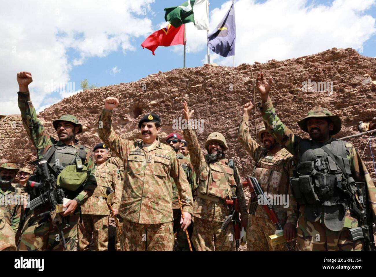 (150408) -- AGENZIA KHYBER, 8 aprile 2015 -- foto fornita dall'ufficio relazioni pubbliche inter-servizi dell'esercito pakistano () l'8 aprile 2015 mostra che il capo generale dell'esercito pakistano Raheel Sharif (2nd L, fronte) incontra le truppe durante la sua visita all'Agenzia Khyber del Pakistan nordoccidentale. Almeno 263 militanti e 35 soldati sono stati uccisi nell'operazione militare in corso nell'area tribale nord-occidentale del Pakistan dell'Agenzia Khyber, una dichiarazione dell'esercito ha detto mercoledì. )(azp) autorizzato da Ytfs PAKISTAN-KHYBER AGENCY-ARMY CHIEF-VISIT ISPR PUBLICATIONxNOTxINxCHN Khyber Agency 8 aprile 2015 foto fornita dal Paki Foto Stock