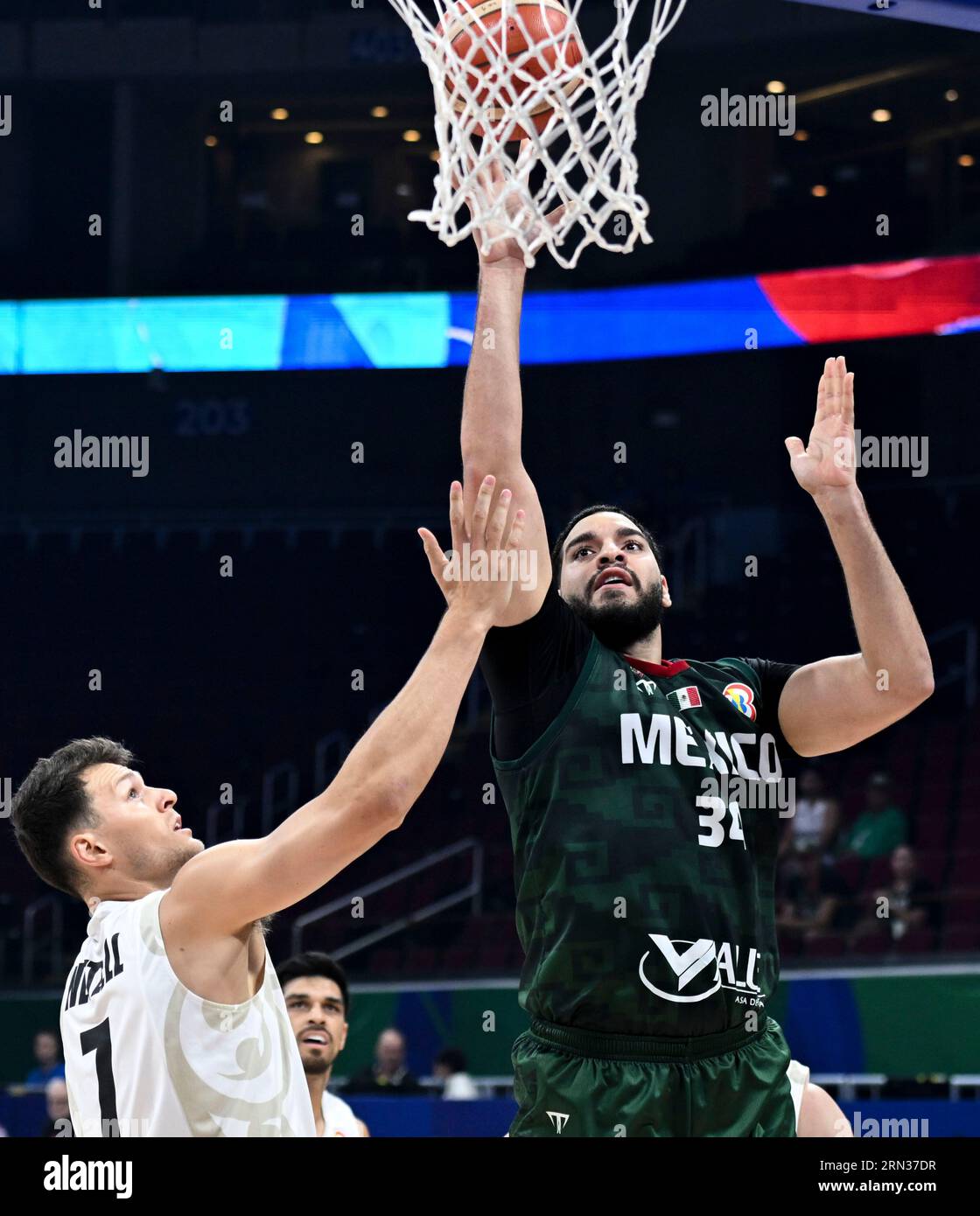 MANILA, 31 agosto 2023 (Xinhua) -- Joshua Ibarra (R) del Messico tira durante il round di classifica 17-32 match tra Messico e nuova Zelanda alla Coppa del mondo FIBA 2023 a Manila, nelle Filippine, il 31 agosto 2023. (Xinhua/He Changshan) Foto Stock