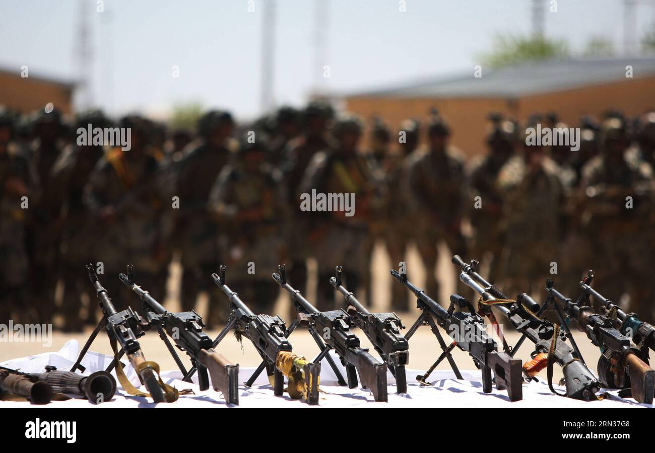 La foto scattata l'8 aprile 2015 mostra le munizioni dei militanti talebani catturati esposte nel distretto di Shurabak di Helmand, Afghanistan. Le forze di sicurezza afghane celebrano la vittoria dopo la loro operazione militare nel distretto di Sangin di Helmand. Secondo i funzionari afghani, hanno ucciso circa 418 militanti talebani in un'operazione militare di 45 giorni e hanno completamente liberato i militanti dal distretto. )(lmz) AFGHANISTAN-HELMAND-ARMY-OPERAZIONE AhmadxMassoud PUBLICATIONxNOTxINxCHN la foto scattata L'8 aprile 2015 mostra le munizioni di militanti talibani catturati esposte nel distretto di Helmand AF Foto Stock