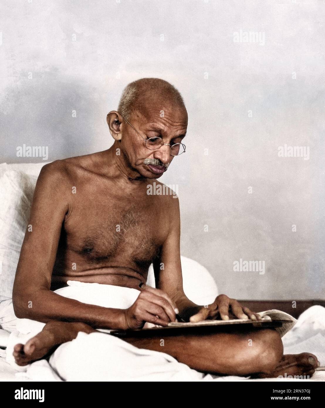 Gandhi scrivendo, agosto 1942. Foto Stock