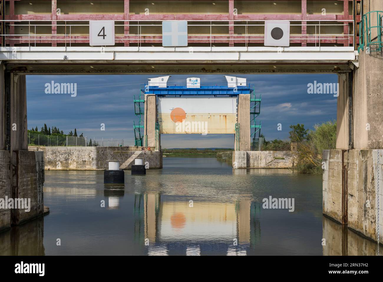 Francia, Gard, Aigues Mortes, le chiuse di Portes de Vidourle che consentono al Rodano di attraversare il fiume Vidourle e controllarne le inondazioni Foto Stock
