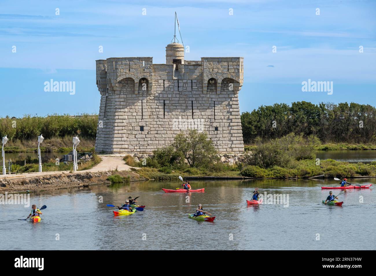 Francia, Herault, Palavas-Les-Flots, la Ballestras redoubt, un'ex torre d'allarme costruita nel 1744 che è diventata il museo dedicato al pittore, disegnatore e caricaturista Albert Dubout Foto Stock