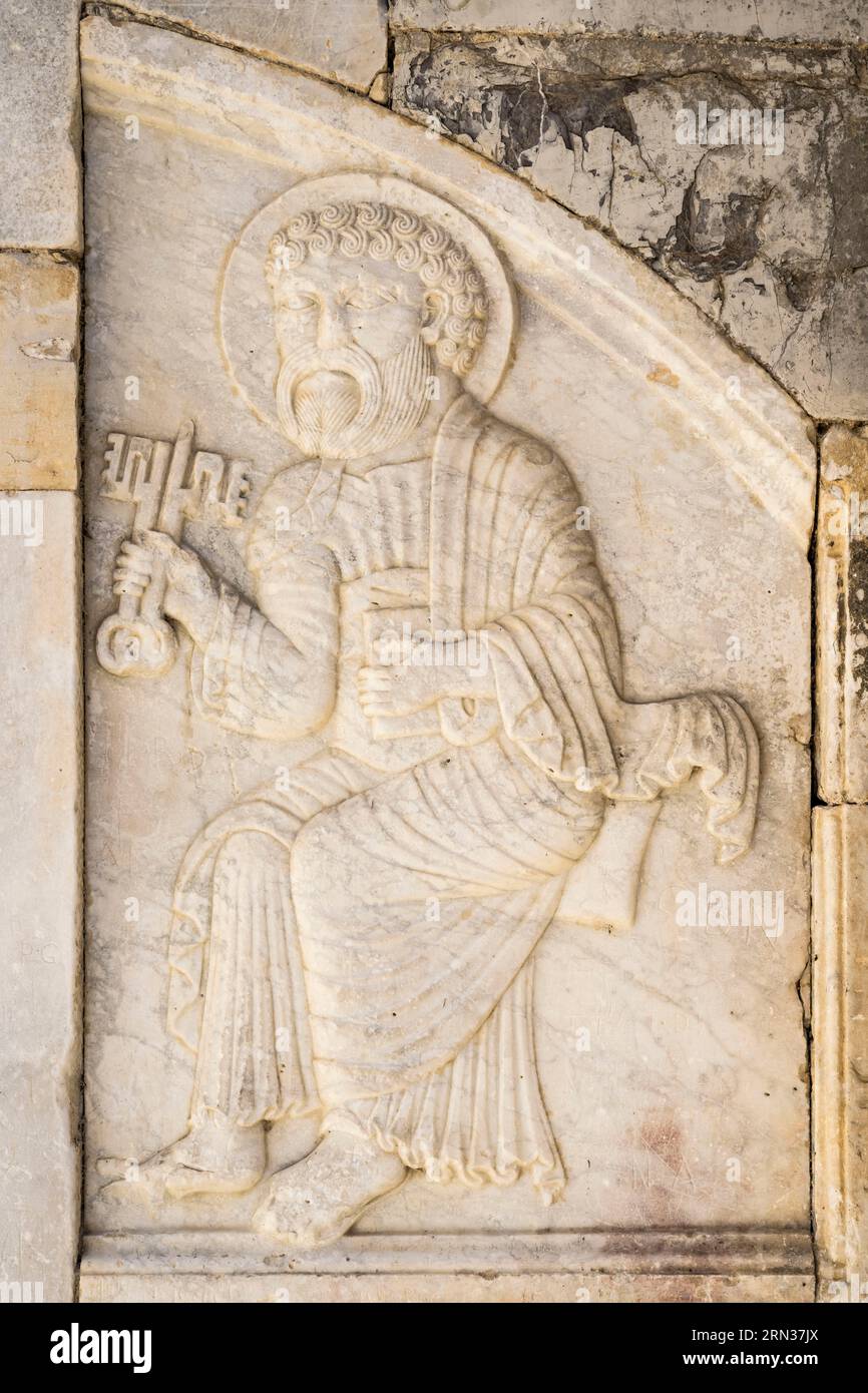 Francia, Herault, Villeneuve les Maguelone (Palavas Les Flots), Cattedrale di Saint-Pierre-et-Saint-Paul Maguelone del XII e XIII secolo, il portale della facciata occidentale, lo stipite a destra ospita un bassorilievo in marmo bianco raffigurante San Pietro Foto Stock