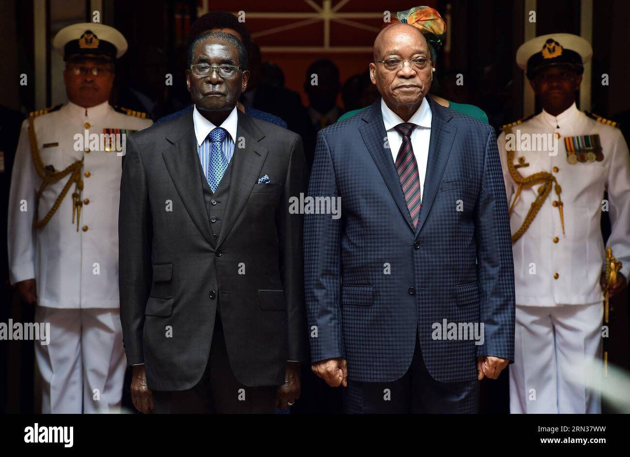 Il presidente sudafricano Jacob Zuma (fronte R) ospita una cerimonia di benvenuto per il presidente dello Zimbabwe Robert Mugabe (fronte L) a Pretoria l'8 aprile 2015. I due leader hanno tenuto colloqui mercoledì sui modi per rafforzare i legami bilaterali. ) (lmz) VISITA DEL PRESIDENTE SUDAFRICANO-DELLO ZIMBABWE DOC/ElmondxJiyane PUBLICATIONxNOTxINxCHN Foto Stock