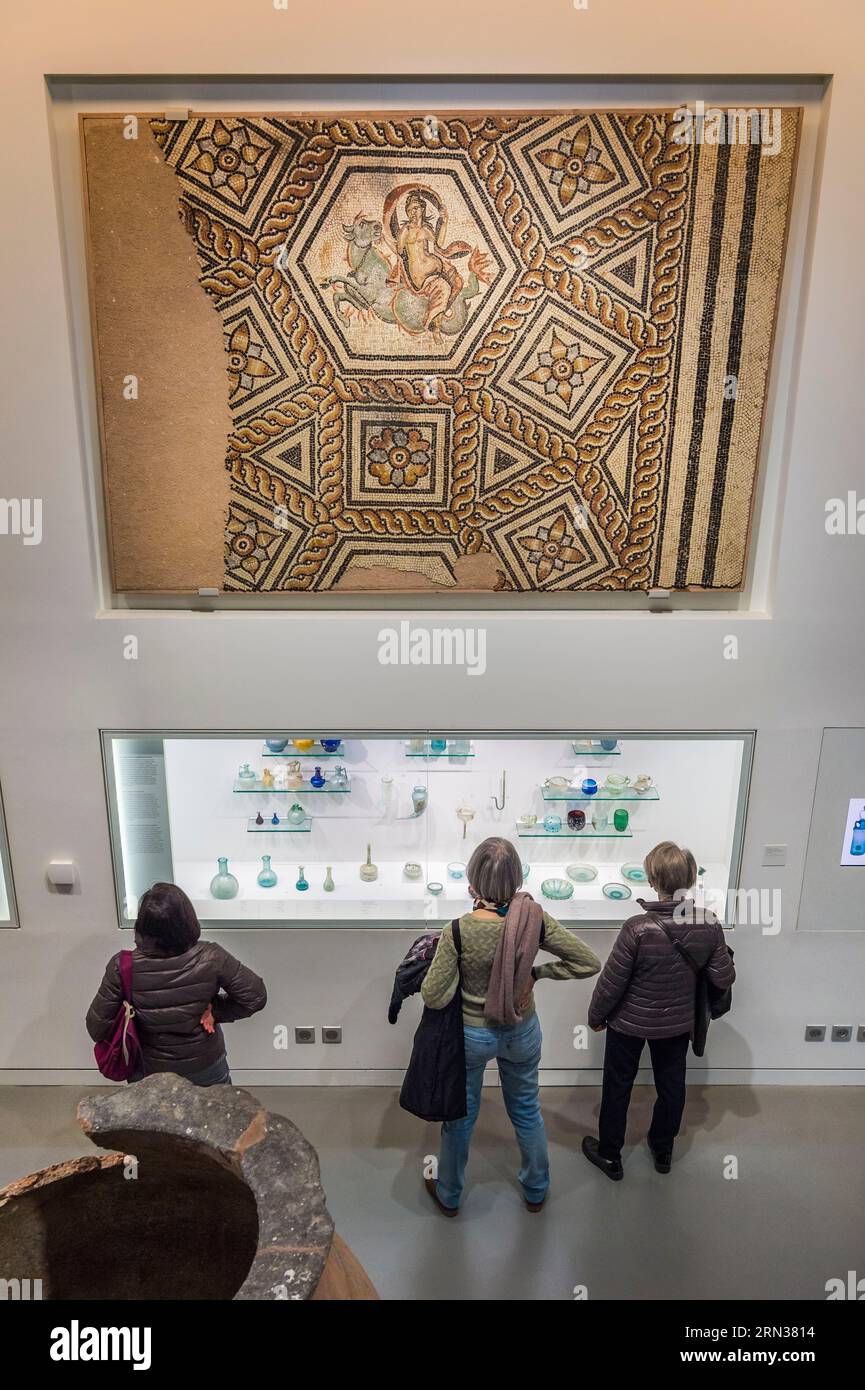 Francia, Gard, Nimes, Museo della Romanità (Musée de la Romanite) dell'architetto Elizabeth de Portzamparc, mosaico romano raffigurante un Nereide a cavallo di un toro marino, tra la fine del i e l'inizio del II secolo d.C. Foto Stock