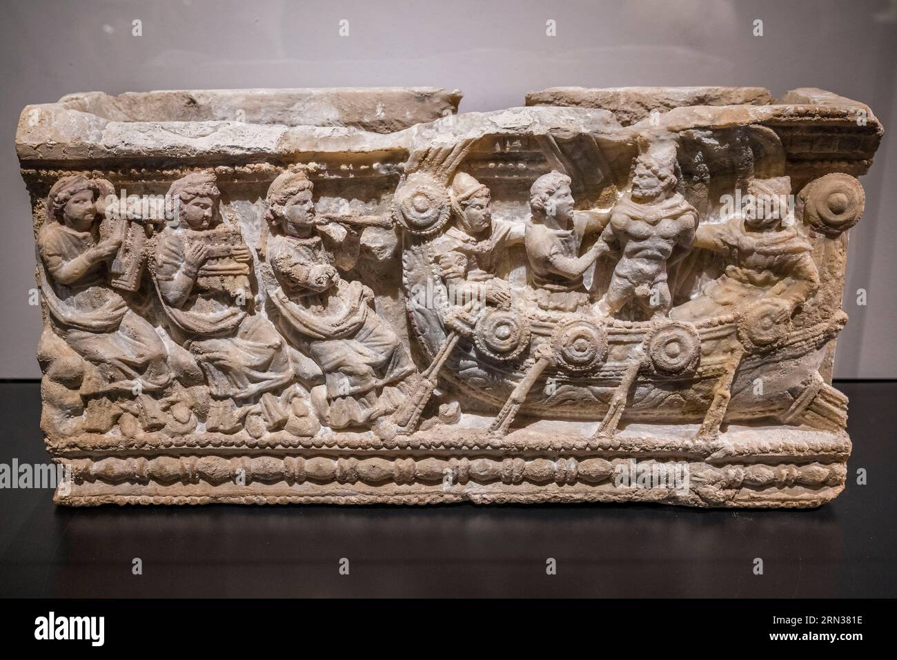 Francia, Gard, Nimes, Museo della Romanità (Musée de la Romanite), urna cineraria etrusca in alabastro che rappresenta Ulisse e le sirene (Volterra II sec. Foto Stock