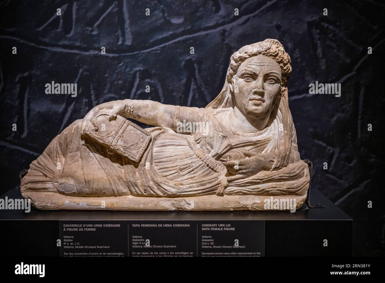 Francia, Gard, Nimes, Museo della Romanità (Musée de la Romanite), coperchio di un'urna cineraria etrusca in alabastro con la figura di una donna (Volterra II cen Foto Stock