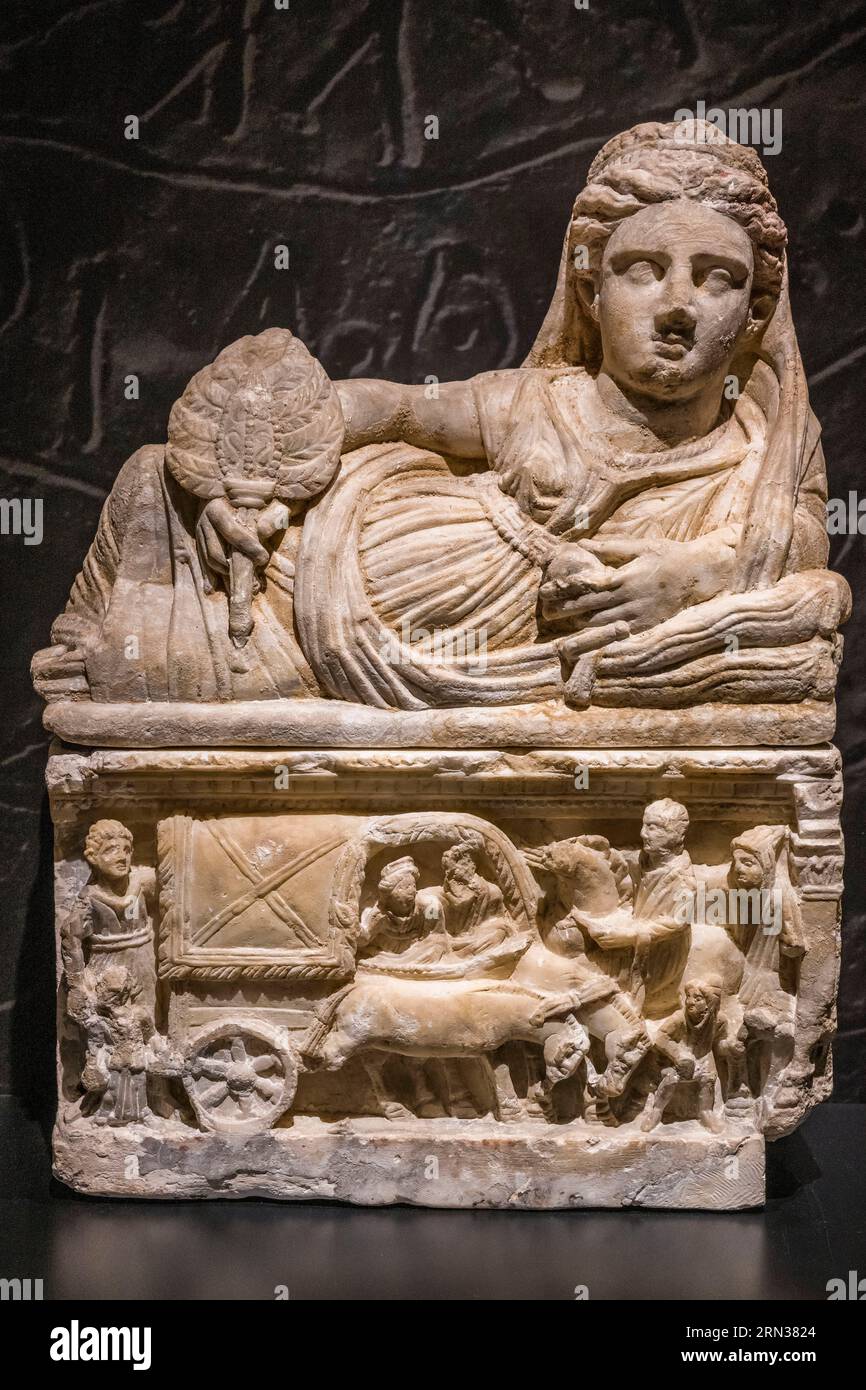 Francia, Gard, Nimes, Museo Romanity (Musée de la Romanite), urna cineraria etrusca in alabastro che rappresenta il viaggio di un paio di defunti Foto Stock