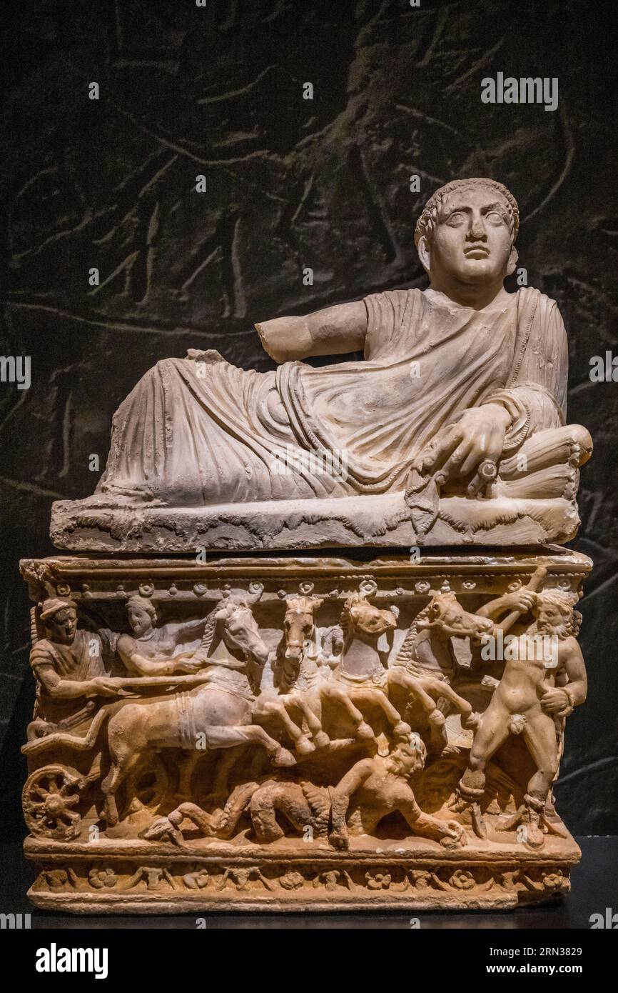 Francia, Gard, Nimes, Museo Romanity (Musée de la Romanite), un'urna cineraria etrusca in alabastro che rappresenta il viaggio di un defunto su un carro Foto Stock