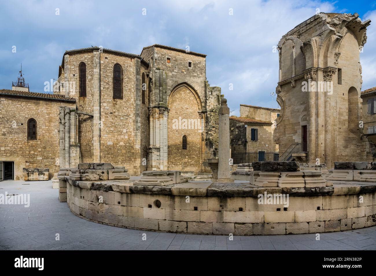 Francia, Gard, Saint Gilles du Gard, chiesa abbaziale di Saint-Gilles del XII-XIII secolo, classificata come Patrimonio dell'Umanità dall'UNESCO sotto le rotte per Santiago de Compostela in Francia, rovine dell'ex coro della chiesa Foto Stock