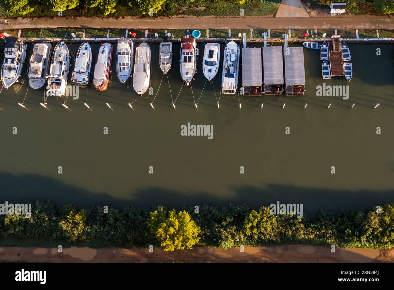 Francia, Gard, la Petite Camargue, Vauvert, il porto della Gallicia sul Rodano al Canale di Sète la mattina presto (vista aerea) Foto Stock