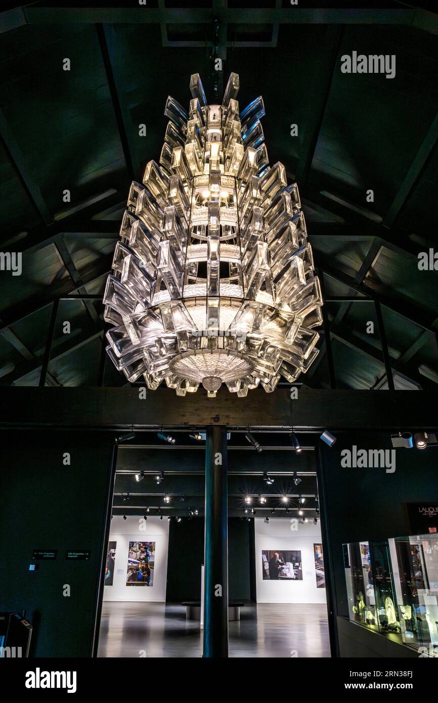 Francia, Bas-Rhin, Wingen-sur-Moder, museo Lalique, monumentale lampadario di cristallo del 1951 creato da Marc Lalique, alto quasi 3 metri e Foto Stock