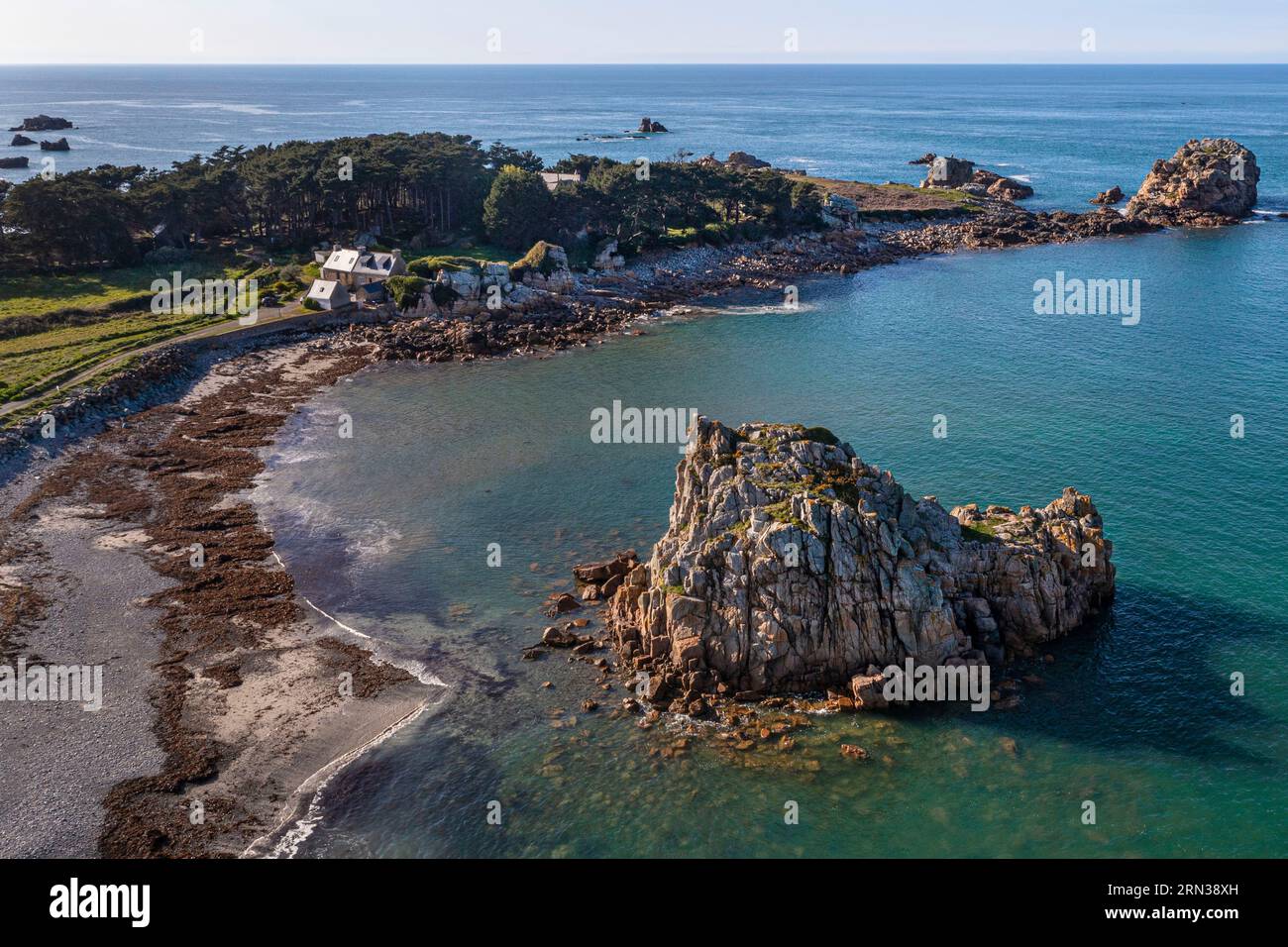 Francia, Cotes-d'Armor, Cote d'Ajoncs, Plougrescant, rocce sulla spiaggia di Porz Hir o Pors-hir e la Pointe du Chateau sullo sfondo (vista aerea Foto Stock