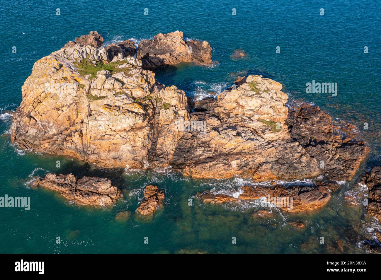 Francia, Cotes-d'Armor, Cote d'Ajoncs, Plougrescant, rocce in un luogo chiamato la Pointe du Chateau (vista aerea) Foto Stock