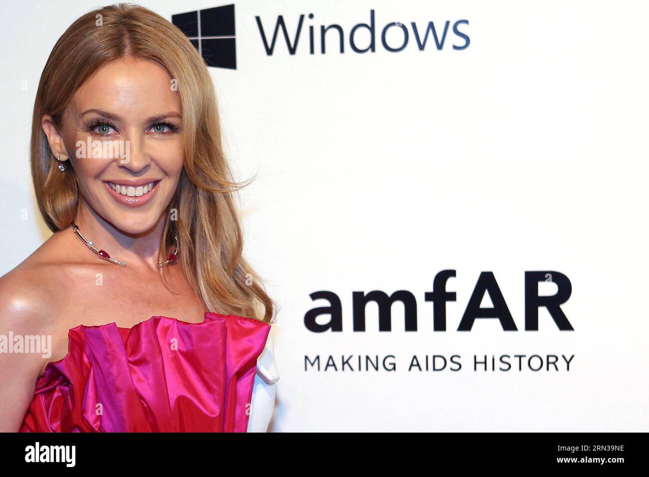 (150411) -- SAN PAOLO, -- la cantante australiana Kylie Minogue posa nel Red carpet dell'evento della Foundation for AIDS Research (amfAR), a San Paolo, Brasile, 10 aprile 2015. Rahel Patrasso) (zjy) BRASILE-SAN PAOLO-AMFAR e RahelxPatrasso PUBLICATIONxNOTxINxCHN Foto Stock