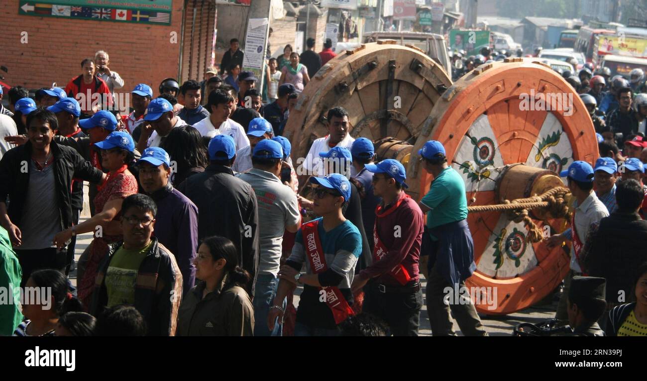 (150411) -- LALITPUR, 11 aprile 2015 -- Poeple Pull New Built Wheels of Rato Machhendranath Chariot durante la preparazione dell'imminente Rato Machhendranath Chariot Festival a Lalitpur, Nepal, 11 aprile 2015. Le quattro ruote del carro Rato Machhendranath vengono cambiate una volta ogni dodici anni. Rato Machhindranath è noto come il dio della pioggia e sia indù che buddisti adorano Machhindranath per una buona pioggia per prevenire la siccità durante la stagione del raccolto del riso. NEPAL-LALITPUR-WHEEL-RATO MACHHENDRANATH CARRO SunilxSharma PUBLICATIONxNOTxINxCHN Lalitpur 11 aprile 2015 Pull New Foto Stock