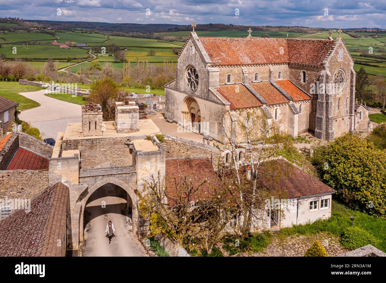 Francia, Yonne, Montreal (Borgogna), la chiesa romanica collegiata di Notre-Dame del XII secolo (vista aerea) Foto Stock