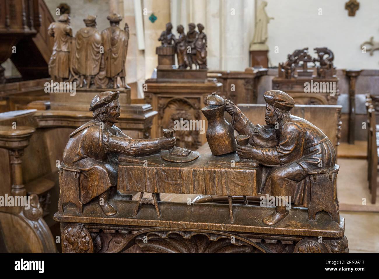 Francia, Yonne, Montreal (Borgogna), la chiesa romanica collegiata di Notre-Dame del XII secolo, bancarelle rinascimentali in legno intagliato eseguite tra il 1530 Foto Stock