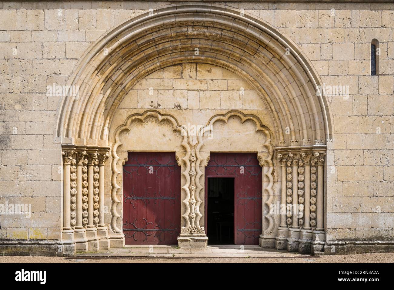 Francia, Yonne, Montreal (Borgogna), la chiesa romanica collegiata di Notre-Dame del XII secolo, dettaglio del portale della chiesa, piccole colonne separate da file di fiori ben cesellati Foto Stock