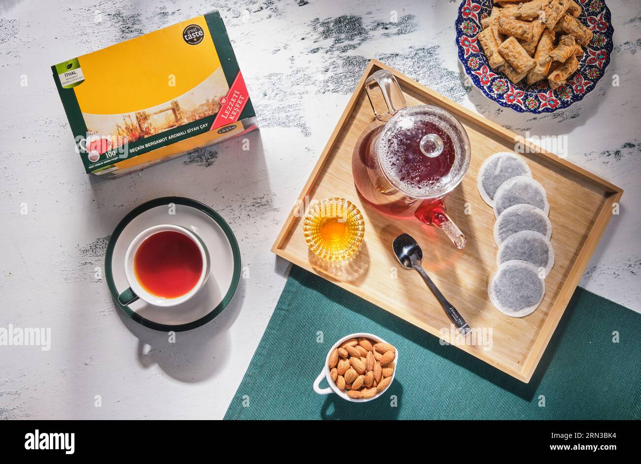 servizio fotografico con teiera e miele sullo sfondo. fotografia con bustine di tè Foto Stock