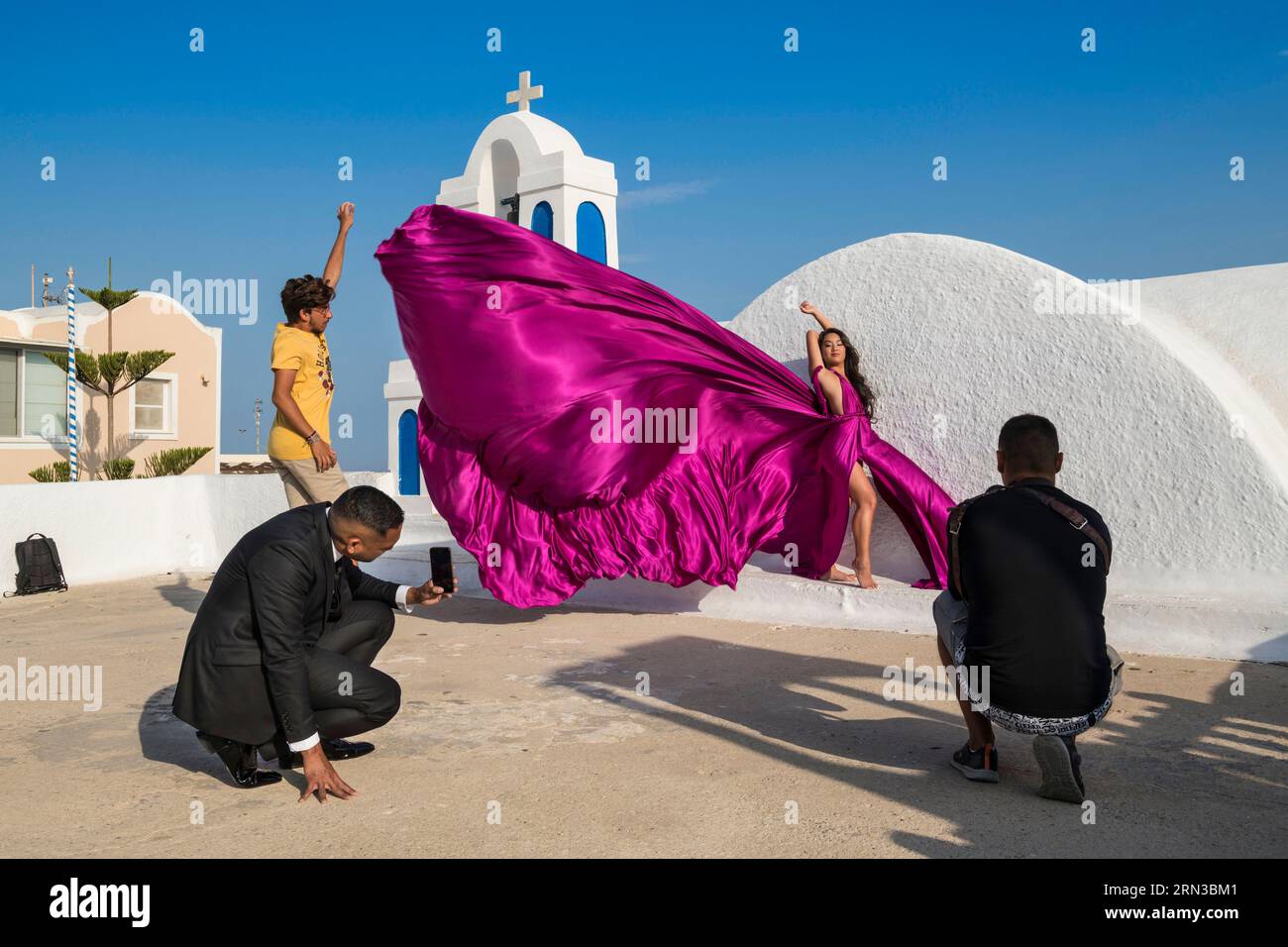 Grèce, l'arcipelago delle Cicladi, l'isola di Santorin, il villaggio di Oia, scattando foto di fronte alla chiesa ortodossa dell'inno Panagia Akathistos Foto Stock