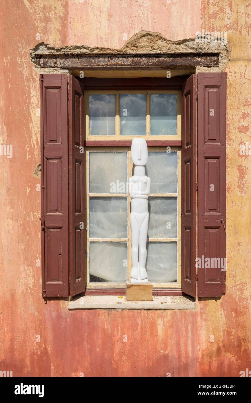 Grecia, Cicladi, isola di Naxos, villaggio di Halki, scultura delle cicladi Foto Stock