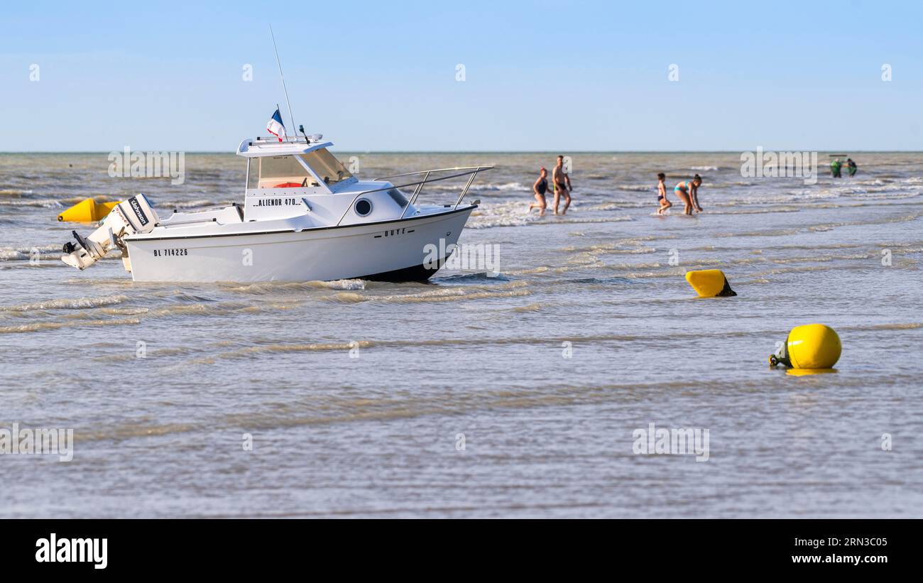 Francia, somme, Baie de somme, Ault, Onival, ritorno delle barche dei pescatori alla spiaggia di Ault per essere trasportate su un trattore fino al parco barche Foto Stock