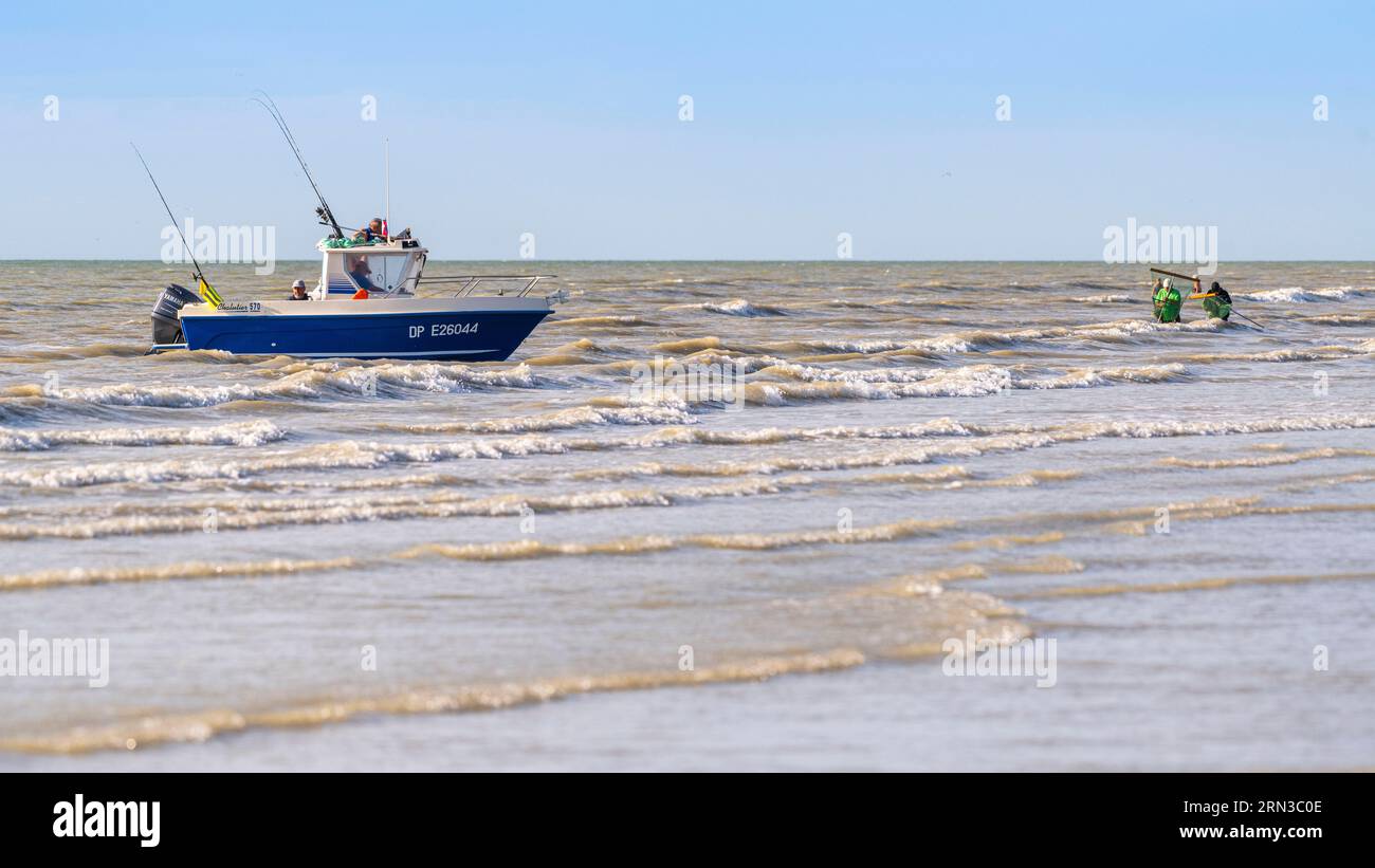 Francia, somme, Baie de somme, Ault, Onival, ritorno delle barche dei pescatori alla spiaggia di Ault per essere trasportate su un trattore fino al parco barche Foto Stock