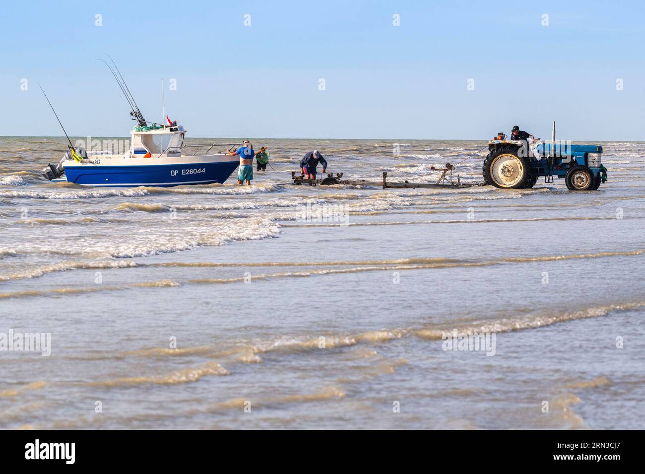 Francia, somme, Baie de somme, Ault, Onival, ritorno delle barche dei pescatori alla spiaggia di Ault per essere trasportate su un trattore fino al parco barche Foto Stock