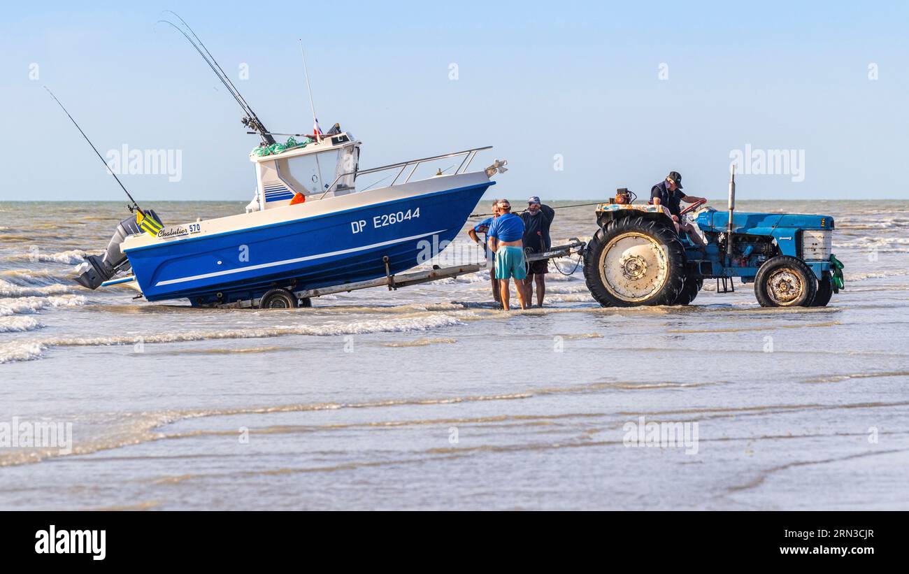 Francia, somme, Baie de somme, Ault, Onival, ritorno delle barche dei pescatori alla spiaggia di Ault per essere trasportate su un trattore fino al parco barche Foto Stock