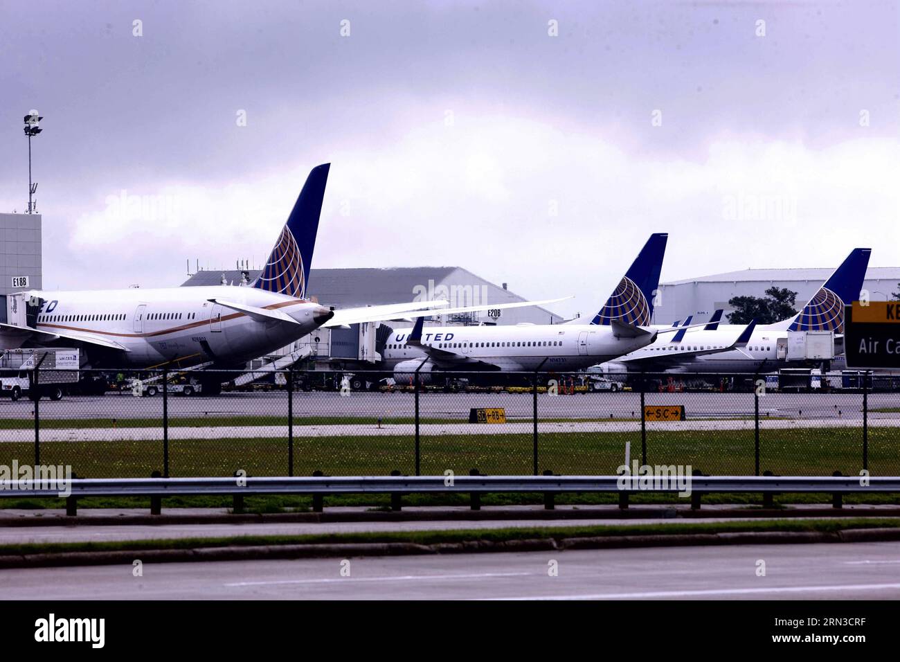 (150413) -- HOUSTON, 13 aprile 2015 -- gli aerei della United Airlines sono visti all'Aeroporto Intercontinentale George Bush di Houston, negli Stati Uniti, 13 aprile 2015. Un aereo passeggeri Boeing 737 della United Airlines con 167 passeggeri e 6 membri dell'equipaggio a bordo durante il viaggio da Las Vegas ha deviato dalla pista durante il suo atterraggio a Houston il lunedì mattina. Non sono stati segnalati decessi o feriti. ) (Djj) U.S.-HOUSTON-UNITED AIRLINES-ATTERRAGGIO INCIDENTE SongxQiong PUBLICATIONxNOTxINxCHN Houston 13 aprile 2015 gli aerei della United Airlines sono laghi PRESSO l'Aeroporto Intercontinentale George Bush di Houst Foto Stock