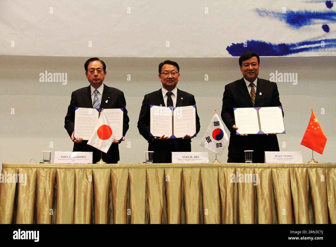 (150413) -- GYEONGJU, 13 aprile 2015 -- Vice Ministro delle risorse idriche della Cina Jiao Yong, Ministro della terra, delle infrastrutture e dei trasporti della Corea del Sud Yoo il-ho e Ministro del territorio e delle infrastrutture del Giappone, trasporti e turismo Ohta Akihiro (R-L) posa per una foto dopo aver firmato una dichiarazione congiunta durante una riunione ministeriale trilaterale al settimo Forum mondiale sull'acqua tenutosi a Gyeongju, Corea del Sud, 13 aprile 2015. La Cina, la Corea del Sud e il Giappone hanno concordato lunedì di rafforzare la cooperazione trilaterale sull'innovazione della politica idrica durante il settimo Forum mondiale sull'acqua tenutosi nel sud-est della Corea del Sud Foto Stock