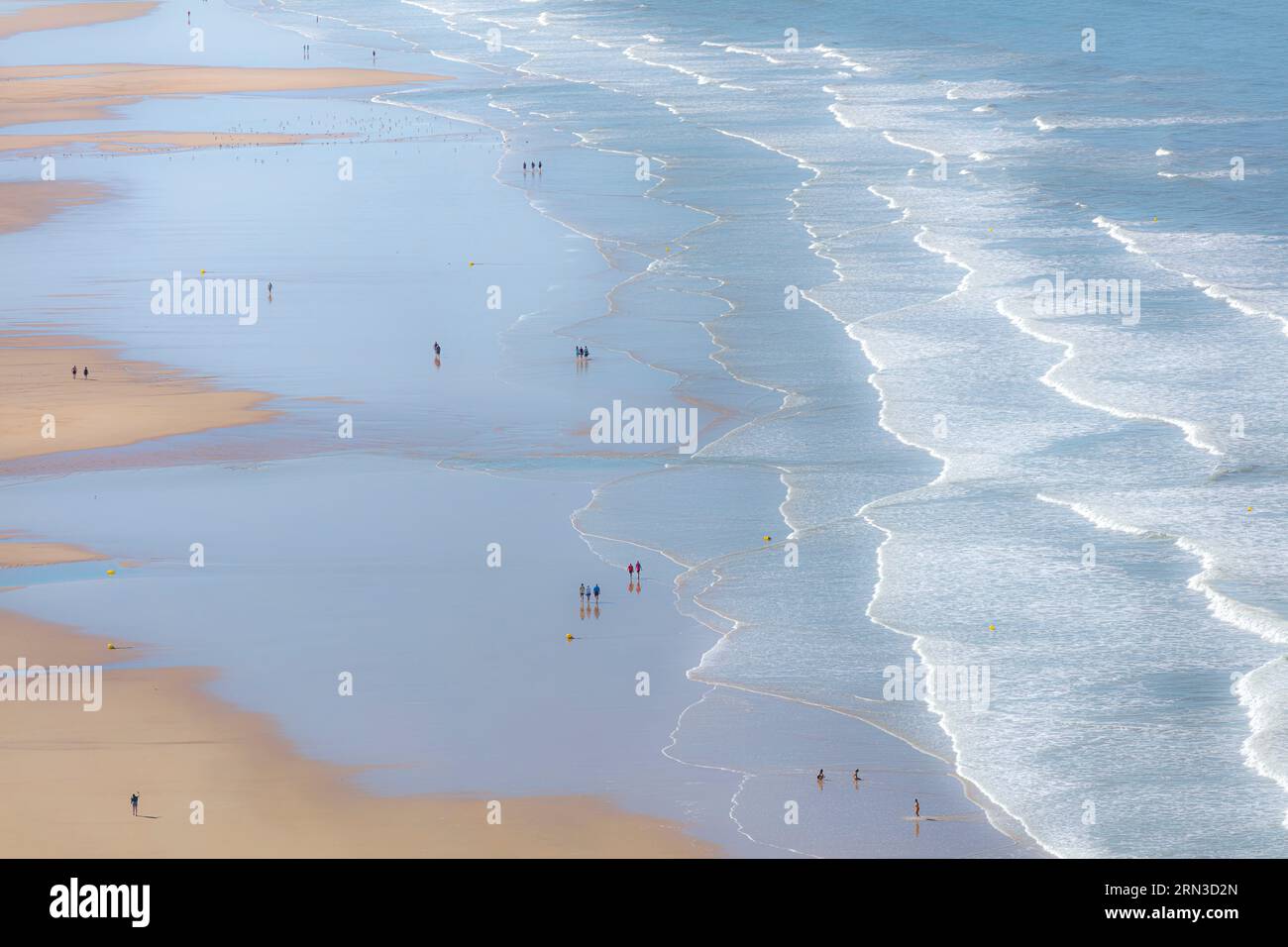 Francia, Vendee, St Gilles Croix de vie, gente che cammina sulla spiaggia con la bassa marea (vista aerea) Foto Stock