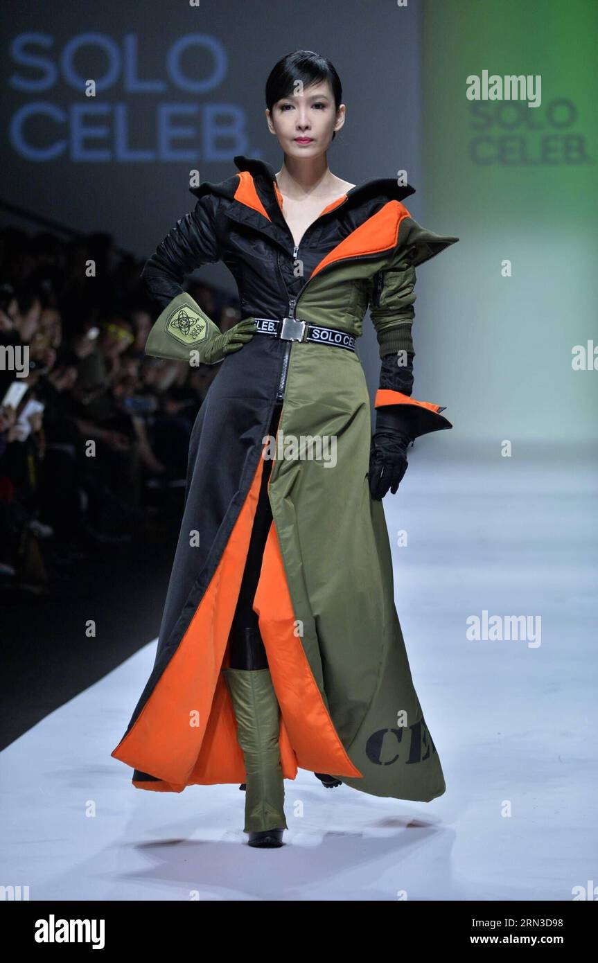 (150414) - SHANGHAI, 13 aprile 2015 - la cantante e attrice di Hong Kong Vivian Chow presenta una creazione di HTDG e SOLO CELEB. Durante la Shanghai Fashion Week Autunno/Inverno 2015 nella Shanghai orientale della Cina, 13 aprile 2015. HTDG E SOLO CELEB. Sono due marchi di moda fondati dalla celebrità di Hong Kong Ku Kui Kei. (mp) SETTIMANA DELLA MODA CINA-SHANGHAI(CN) GuoxChangyao PUBLICATIONxNOTxINxCHN Shanghai 13 aprile 2015 Hong Kong la cantante e attrice Vivian Chow presenta una creazione e un solo Celeb durante la settimana della moda di Shanghai 2015 Autunno Inverno nella Cina orientale Shanghai 13 aprile 2015 e solo Celeb sono due Foto Stock